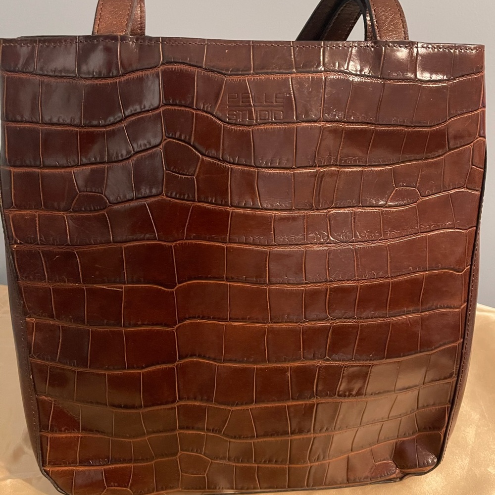 Ladies medium leather shoulder bag